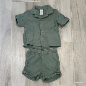 H&M 9M Muslin Short Sleeve Green Button-Up Shirt and Shorts Matching Set